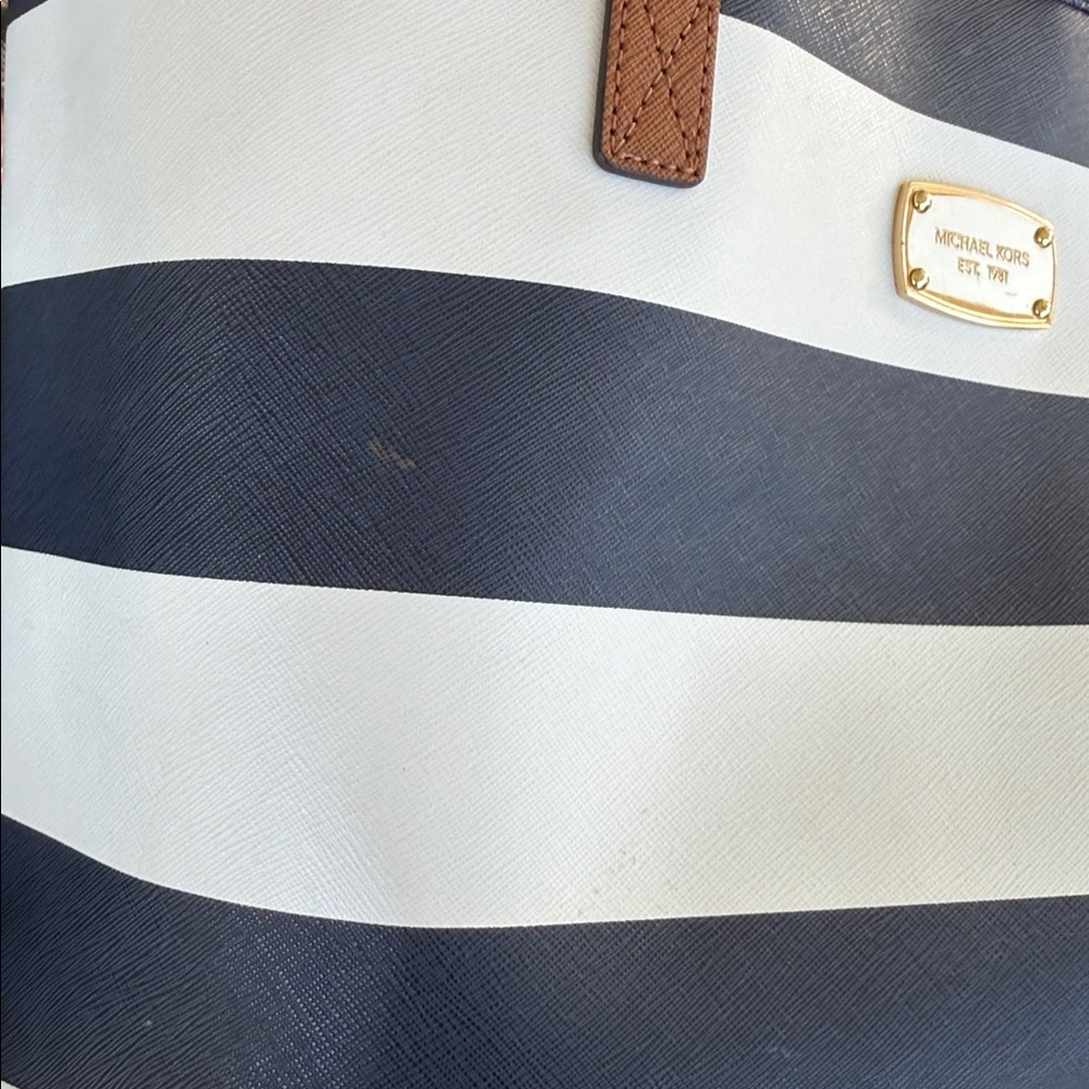 Michael Kors Jet Set Leather Tote - Picture 6 of 13